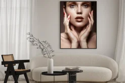 Plakat: Piękne dziewczyny z delikatnego makijażu i kryształów na twarzy.