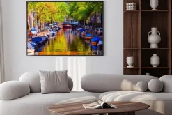 Plakat: Piękne kanał w starej części miasta amsterdam, holandia, w prowincji