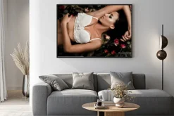 Plakat: Piękne kobiety modnej w bieliźnie z róż