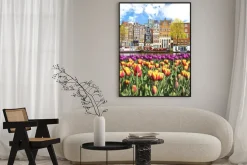 Plakat: Piękny krajobraz z tulipanów i domy w amsterdamie, holandia