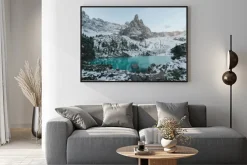 Plakat: Piękny widok na ogromne białe skały dolomiti (dolomity). jezioro