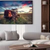 Plakat: Piękny zachód słońca nad pole i stary zardzewiały ciągnika
