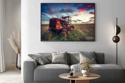 Plakat: Piękny zachód słońca nad pole i stary zardzewiały ciągnika
