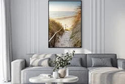 Plakat: Plaża z widokiem na błękitne morze i zachodzące słońce