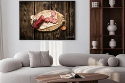 Plakat: Plastry salami z czosnku na drewnianym pniu.