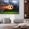 Plakat: Płonąca piłka w bramce na stadionie