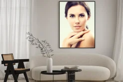 Plakat: Portret kobiety z nagimi ramionami