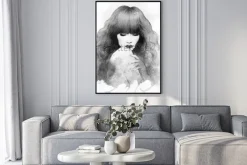 Plakat: Portret kobiety z długimi włosami w wersji monochromatycznej