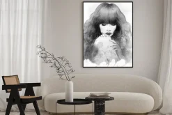 Plakat: Portret kobiety z długimi włosami w wersji monochromatycznej