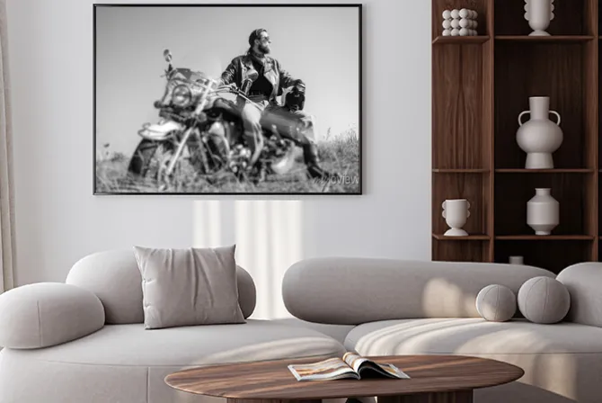 Plakat: Portret młodego mężczyzny z brodą siedzący na jego krążownika