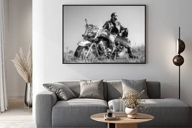 Plakat: Portret młodego mężczyzny z brodą siedzący na jego krążownika