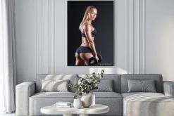 Plakat: Portret pięknej dziewczyny sportowca z hantle w studio