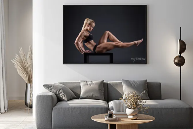 Plakat: Portret pięknej dziewczyny w studio sportowców