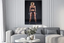 Plakat: Portret pięknej dziewczyny sportowca z hantle w studio