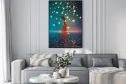 Plakat: Postać kobiety na tle ciemnego nieba z latarniami