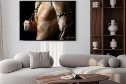 Plakat: Przystojny i muskularny facet z łańcuchem