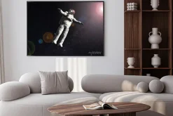 Plakat: Pływających astronautów w przestrzeni ze słońcem