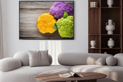 Plakat: Rainbow eko kalafiora na drewnianym stole.