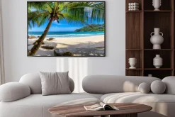 Plakat: Rajska tropikalna plaża z palmami i białym piaskiem