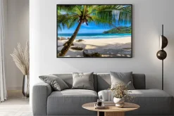 Plakat: Rajska tropikalna plaża z palmami i białym piaskiem