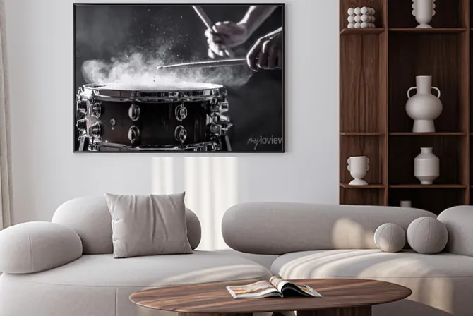 Plakat: Ręce perkusisty uderzające pałeczkami w bęben