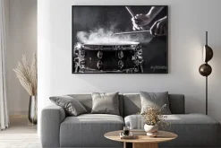 Plakat: Ręce perkusisty uderzające pałeczkami w bęben