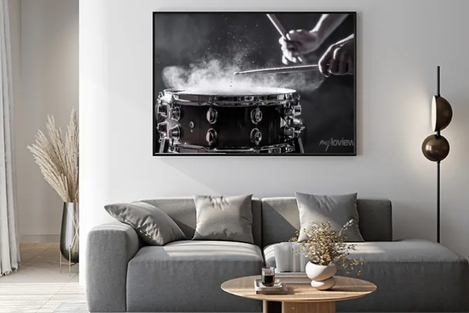 Plakat: Ręce perkusisty uderzające pałeczkami w bęben