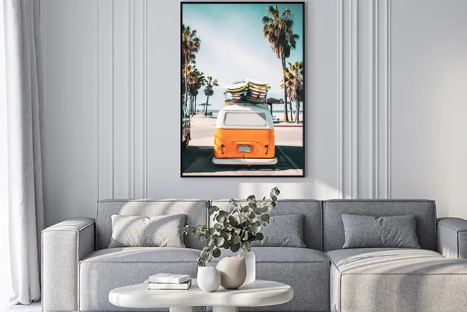 Plakat: Retro auto z deskami do surfowania plaża palmy