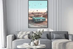 Plakat: Retro samochód w kapadocji i balony na niebie malowniczy krajobraz