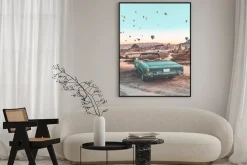 Plakat: Retro samochód w kapadocji i balony na niebie malowniczy krajobraz