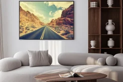 Plakat: Retro stylizowane autostrady pustyni, pojęcie adventure travel.