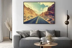 Plakat: Retro stylizowane autostrady pustyni, pojęcie adventure travel.