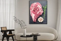 Plakat: Rib eye steak z przyprawami na czarnym tle.