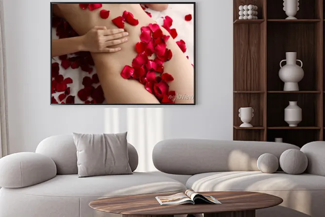 Plakat: Rose na ciele kobiety