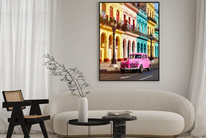 Plakat: Różowe auto na drodze w hawanie