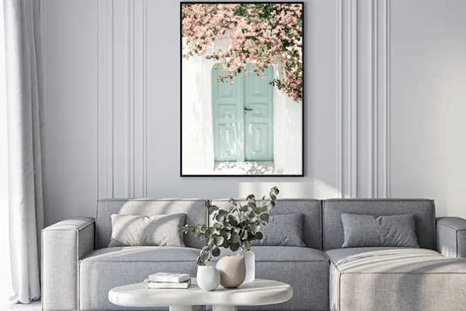 Plakat: Różowe kwiaty na drzewie i miętowe drzwi architektura