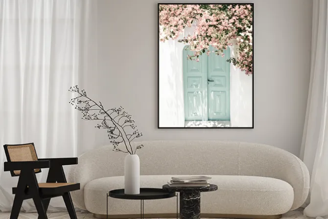 Plakat: Różowe kwiaty na drzewie i miętowe drzwi architektura