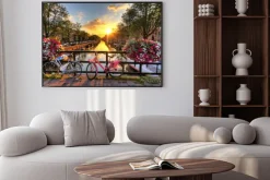 Plakat: Rowery i kwiaty na moście o wschodzie słońca w amsterdamie