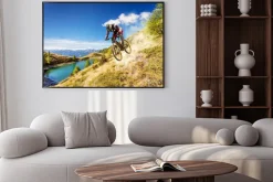 Plakat: Rowerzysta jadący po zboczu