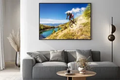 Plakat: Rowerzysta jadący po zboczu