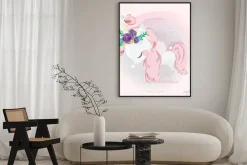 Plakat: Różowy jednorożec z wiankiem na głowie