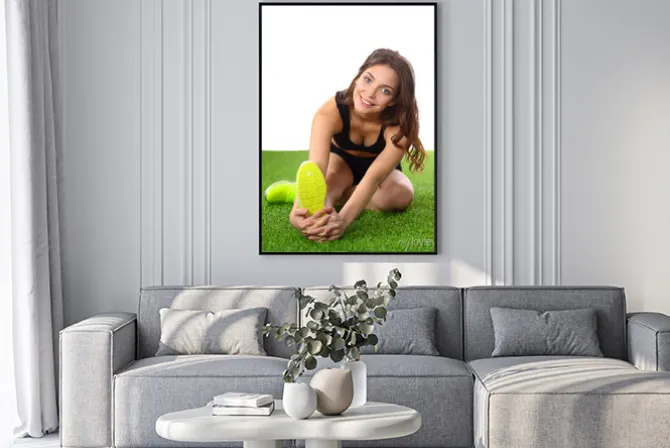 Plakat: Rozciągająca się dziewczyna