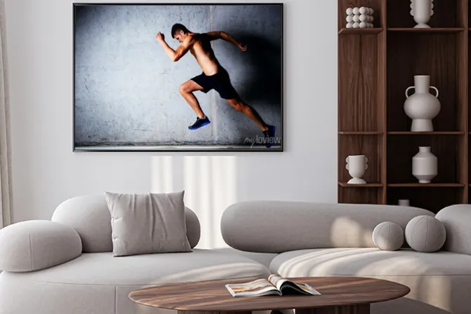 Plakat: Runner sprint przed betonową ścianą w garażu