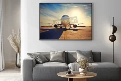 Plakat: Samolot jest kołowania do startu na wschód słońca