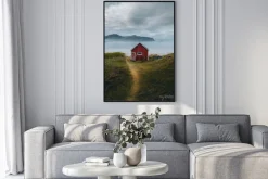 Plakat: Samotny czerwony norweski domek nad morzem