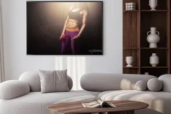 Plakat: Silna kobieta fitness trzymając shaker butelki z białka wstrząsnąć