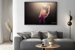 Plakat: Silna kobieta fitness trzymając shaker butelki z białka wstrząsnąć