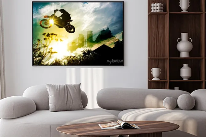 Plakat: Skok na motocyklu na tle miasta