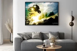 Plakat: Skok na motocyklu na tle miasta