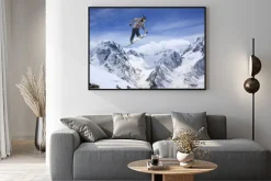 Plakat: Skok snowboard w górach. sport ekstremalny.